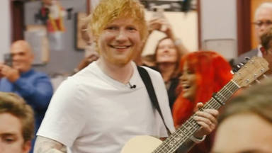 Ed Sheeran emociona y sorprende a los chicos de una escuela norteamericana al cantar junto a ellos