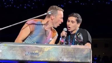 Un fan de Coldplay con autismo cumple su suelo de cantar sobre el escenario de Barcelona con Chris Martin
