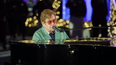 Elton John, ahora sí, se despide de EEUU tras su último concierto cantando 'Your Song' al piano y en la calle