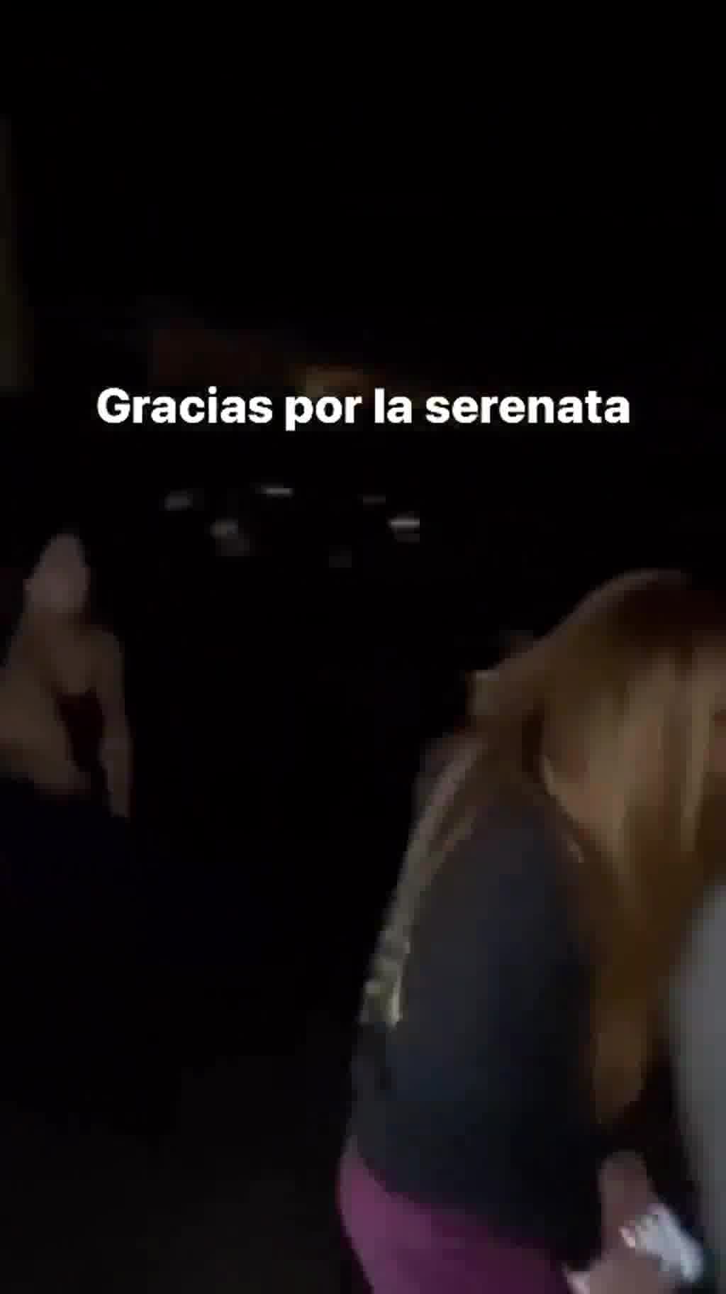 El vídeo de los fans de Shakira cantándole su sesión con Bizarrap debajo del balcón de casa