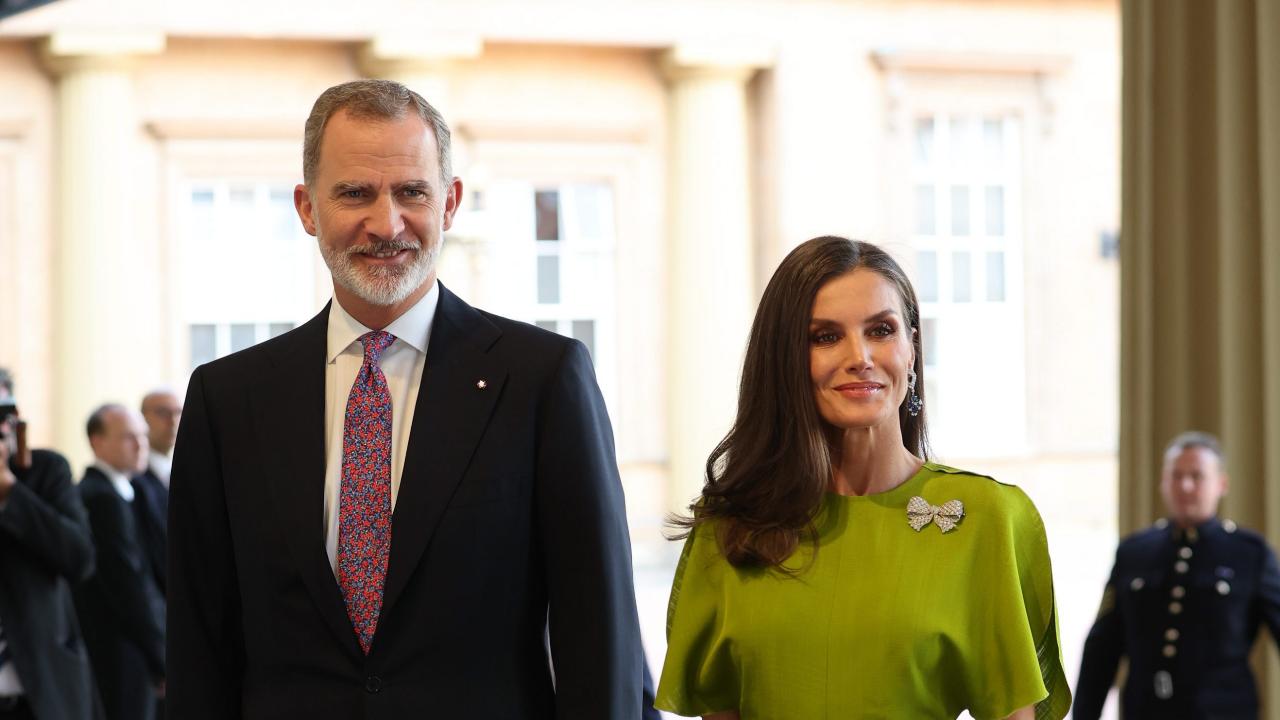 La Reina Letizia elige un diseño de Victoria Beckham en la coronación de Carlos III de Inglaterra