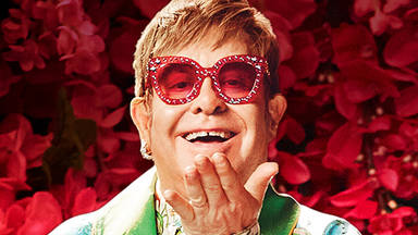 Elton John irrumpe en un restaurante para cantar su 'Hold Me Closer' a punto de estrenarlo con Britney Spears