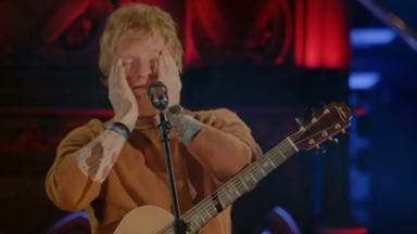 Ed Sheeran por tierra, mar y aire: se derrumba en un vídeo, promete cinco álbumes e, incluso, uno póstumo