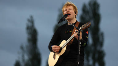 Ed Sheeran canta su álbum '-' (Subtract) sobre un coche en Nueva York y encima de un autobús en Los Ángeles