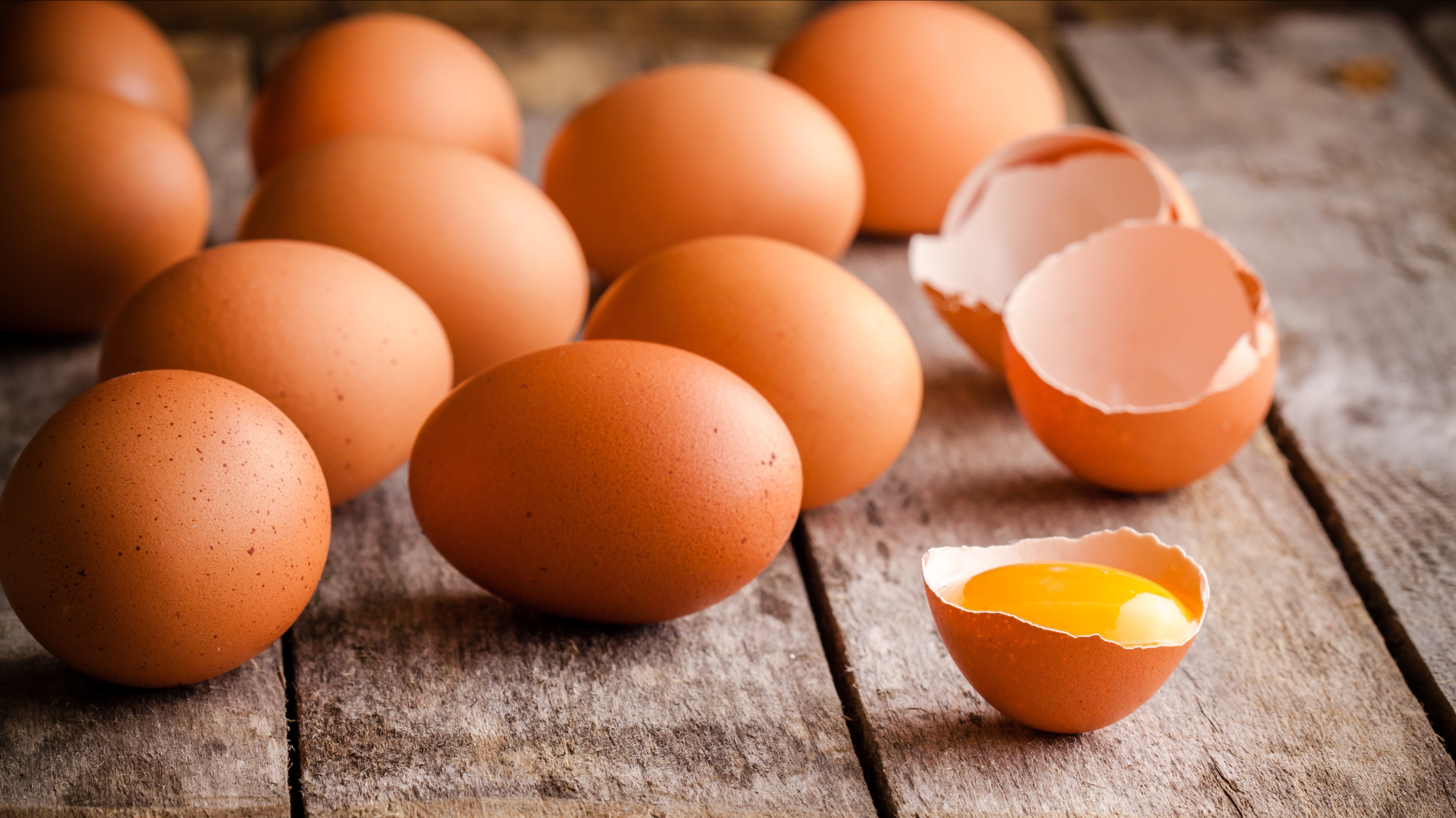 El truco para cascar un huevo y que quede perfecto, según un reputado cocinero