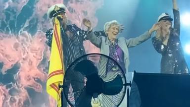 Rod Stewart sube al escenario de su concierto de Edimburgo a Mary, su hermana de 94 años