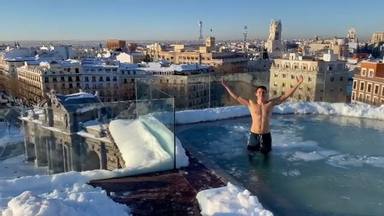 Vídeo Álex González en una piscina congelada por la nieve