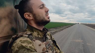 Ed Sheeran y la banda ucraniana Antytila estrenan versión de '2step' con imágenes de la guerra en el videoclip