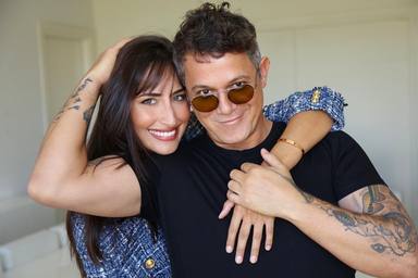 Alejandro Sanz sorprende con una romántica declaración de amor a Rachel Valdés: “Lo sana todo”