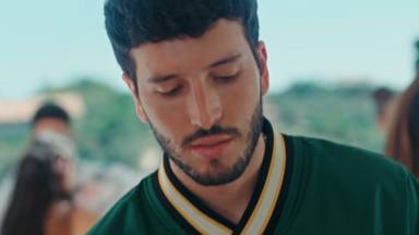 Sebastián Yatra en el videoclip de 'Energía bacana'