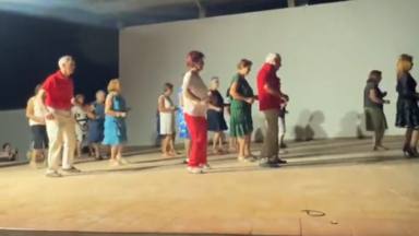Un grupo de jubilados baila a ritmo de Chenoa