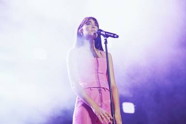 Aitana durante el primer concierto de su gira "11 razones" en Barcelona