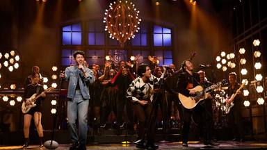 The Jonas Brothers aprovechan su paso por 'Saturday Night Live' para estrenar dos de sus temas en directo