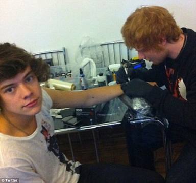 Ed Sheeran tatuando a Harry Styles hace 15 años: una relación que se ha consolidado con el tiempo