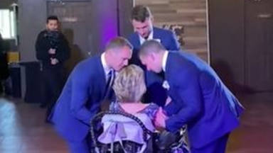 Una madre con esclerosis múltiple se levanta de la silla de ruedas para bailar con su hijo el día de su boda
