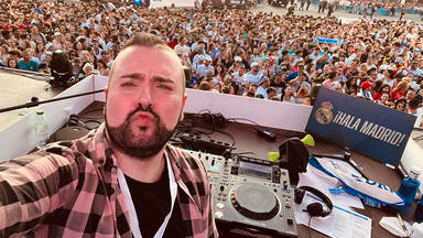 Sergio Blázquez, 'DJ' de CADENA 100 y de la celebración del Real Madrid en Cibeles