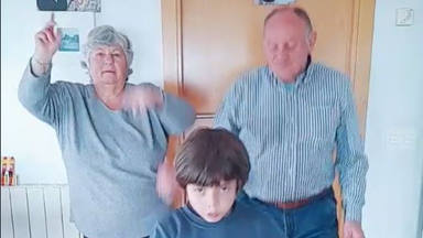 Mari y Juan, los abuelos que se han hecho virales bailando 'SloMo' con su nieto Dylan