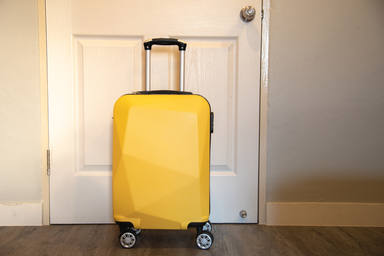 Colocar una maleta al lado de la puerta para viajar más