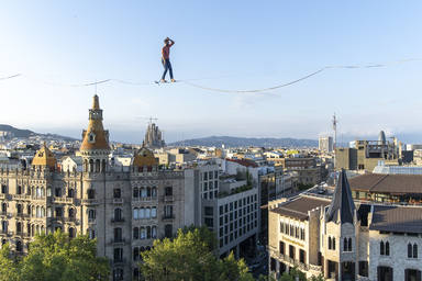 El funambulista francÃ©s Nathan Paulin recorre en Barcelona (CataluÃ±a, EspaÃ±a) los 350 metros entre los edificios 'Movistar Centre' (plaza Catalunya) y 'Generali' (Gran Via-Paseo de GrÃ cia) a 70 metros de altura.