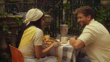 Pablo Alborán y María Becerra en una imagen de su videoclip 'Amigos'
