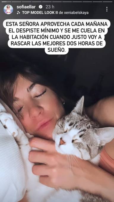 Sofía Ellar durmiendo abrazada a su gata tras meterse en su cama al más mínimo despiste