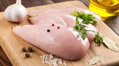 El peligro de lavar el pollo antes de cocinarlo