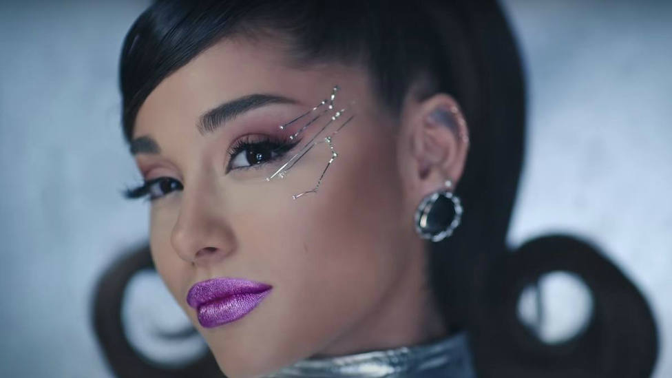 Ariana Grande estrena el videoclip de "34+35" convertida en robot, científica y bailarina Música - CADENA 100