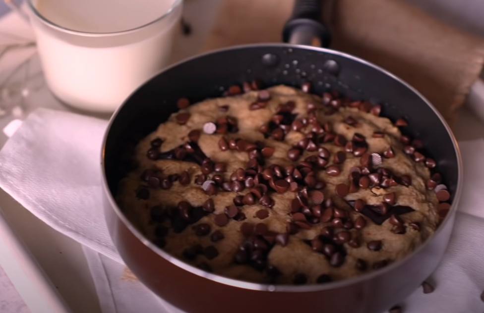 La deliciosa receta de cookies gigantes que arrasa en YouTube y se cocina  en tan solo 8 minutos - Cocinar - CADENA 100