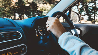 Si conduces, ten cuidado con la música que escuchas: las canciones que más distraen al volante, según expertos