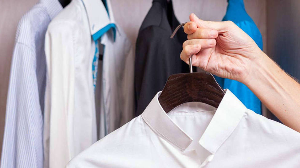 aislamiento Medicinal Permanecer Descubre por qué las camisas de mujer se abrochan al revés - Compras y moda  - CADENA 100