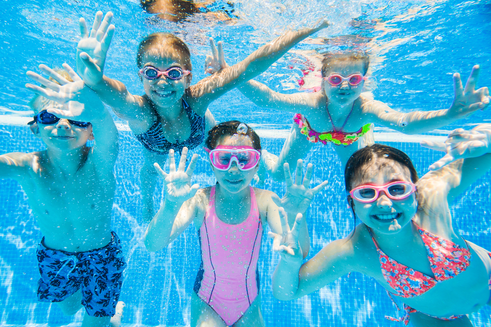 La importancia del color del bañador de los niños: estos son los más seguros