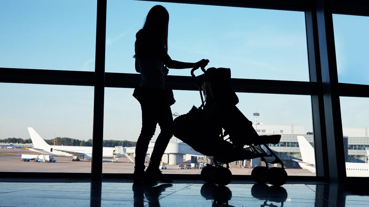 Unos padres abandonan a su bebé en el aeropuerto y les acaba saliendo muy caro