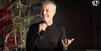 Sergio Dalma en una imagen de Antonio Hueso De Cerca cantando La Noche de San Juan