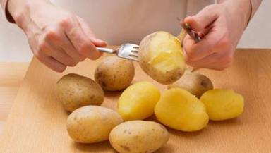 El truco infalible para pelar una patata cocida sin desperdiciar la mitad y dejarla en la piel pegada