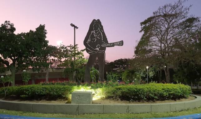 Homenaje a Shakira con una estatua de bronce de más de seis metros de  altura - Música - CADENA 100