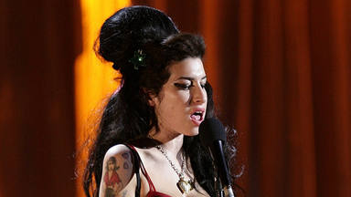 Amy Winehouse durante un concierto