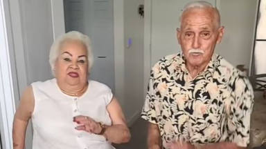 'Ganas con canas', la cuenta viral de dos abuelos que bailan a ritmo de Bad Bunny