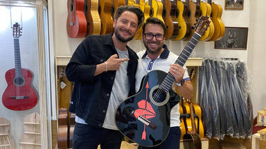 Manuel Carrasco y su guitarra especial 'Corazón y flecha'