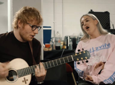 Ed Sheeran interpreta junto a Anne-Marie "2002"