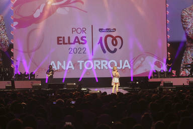 Ana Torroja pone en pie al público con ‘Pasos de gigante, el himno del CADENA 100 POR ELLAS