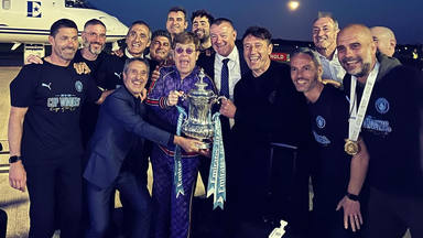 El equipo de futbol Manchester City canta 'Your Song' frente a Elton John, tras ganar su última competición