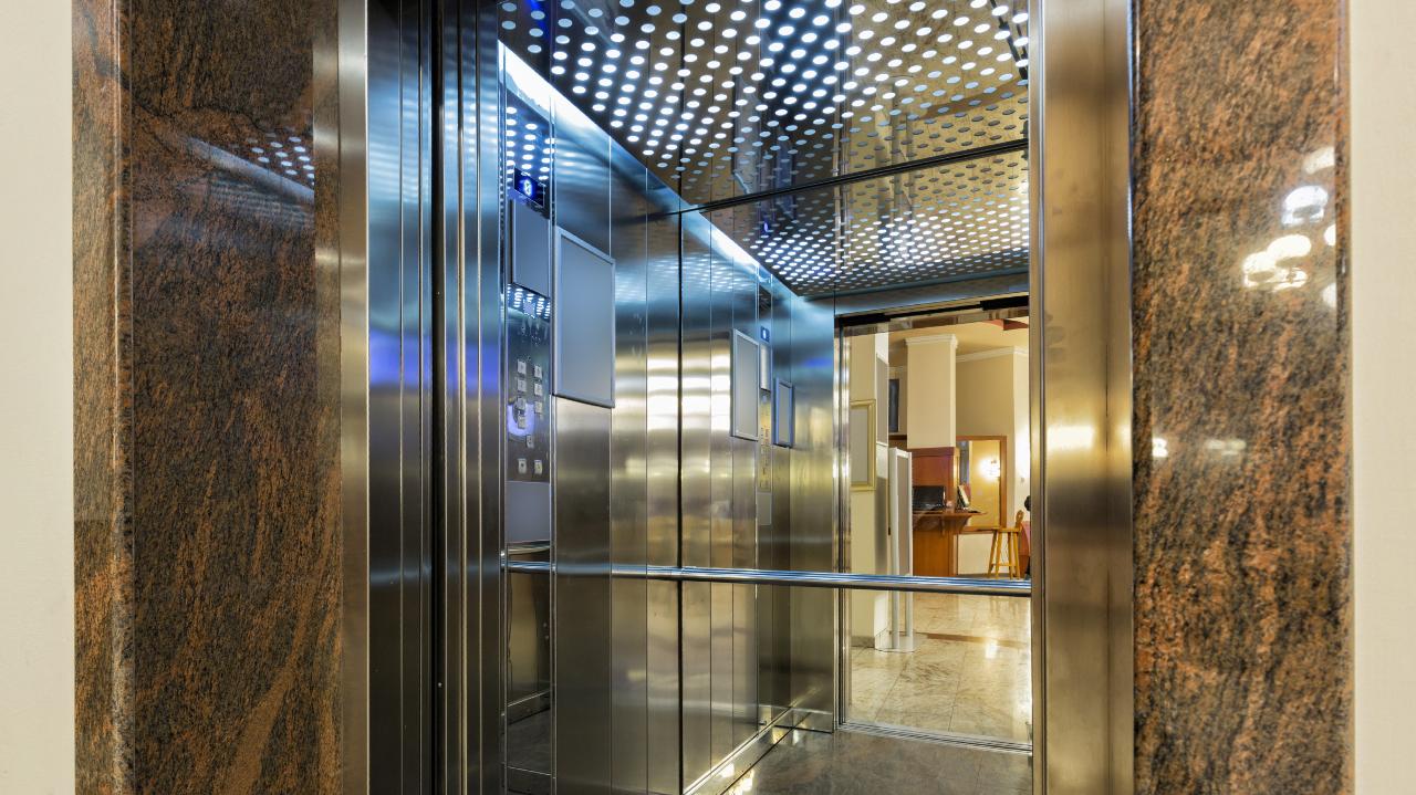 El verdadero motivo por el que hay espejos en los ascensores
