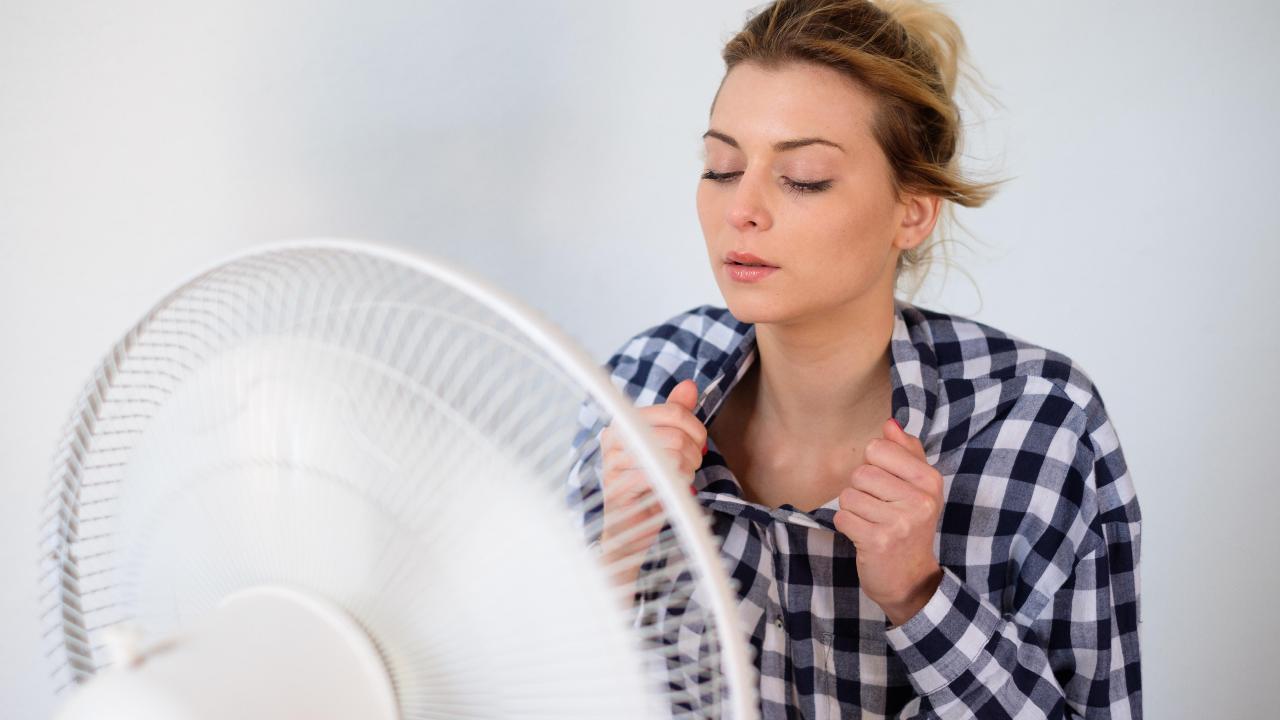 La posición en la que debes colocar el ventilador para que eche aire más frío