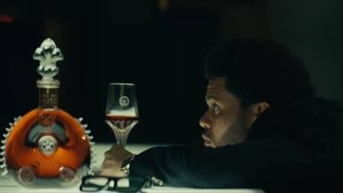 The Weeknd estrena videoclip de 'Out of Time' en donde Jim Carrey dice "No te atrevas a tocar ese dial"