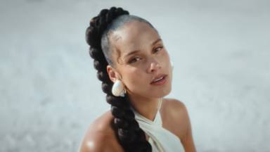 Alicia Keys lanza el vídeo oficial de 'Stay' su canción elegantemente acompañada por Lucky Daye