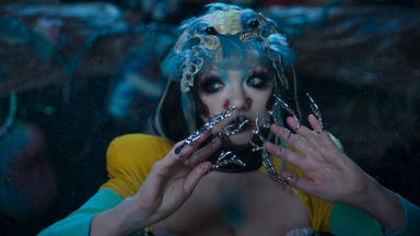Aquí está el excéntrico y surrealista videoclip de Björk: 'Atopos', puerta de entrada de su próximo álbum