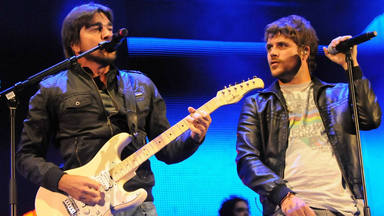 "Los Huesos" es el título de la próxima canción de Dani Martín y con Juanes