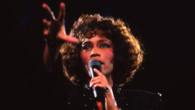 Whitney Houston canta por la vida